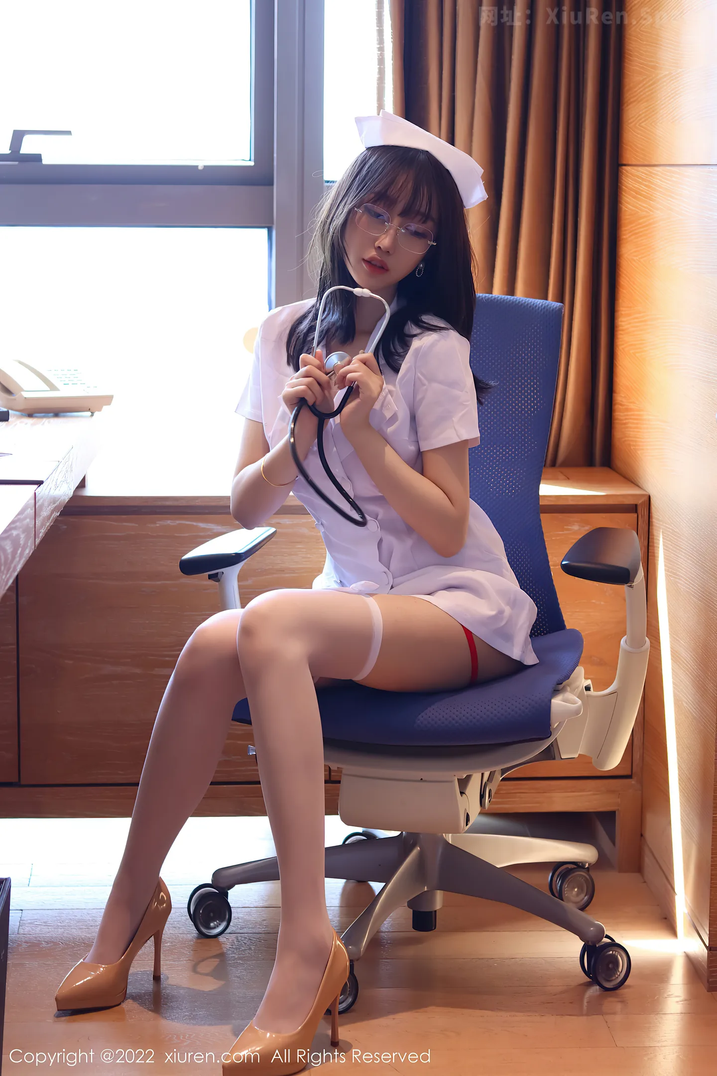 图片[3]-[XiuRen秀人网] VOL.5438 模特玥儿玥er香格里拉旅拍半脱护士服露红色情趣内衣诱惑写真54P-秀人网官方网站